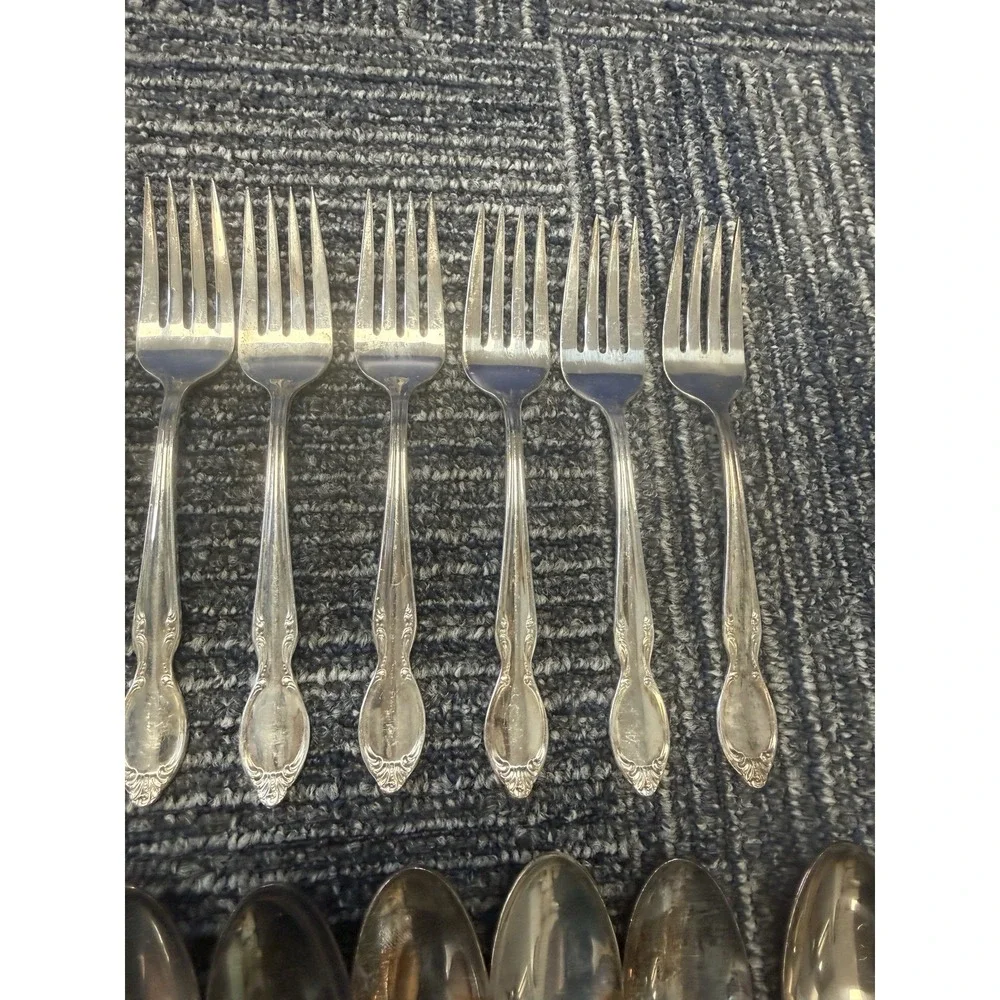 30 Pcs Vintage Wm Rogers Precious Mirror Flatware Silver Plate Forks Spoons